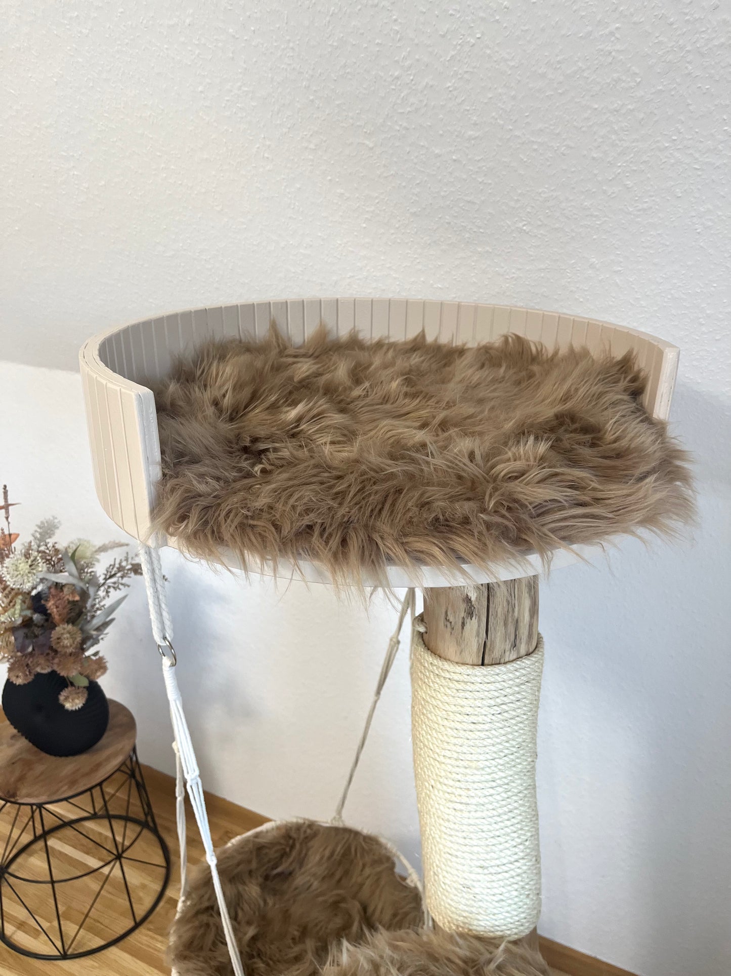 Kratzbaum Naturholz mit großer Liegefläche