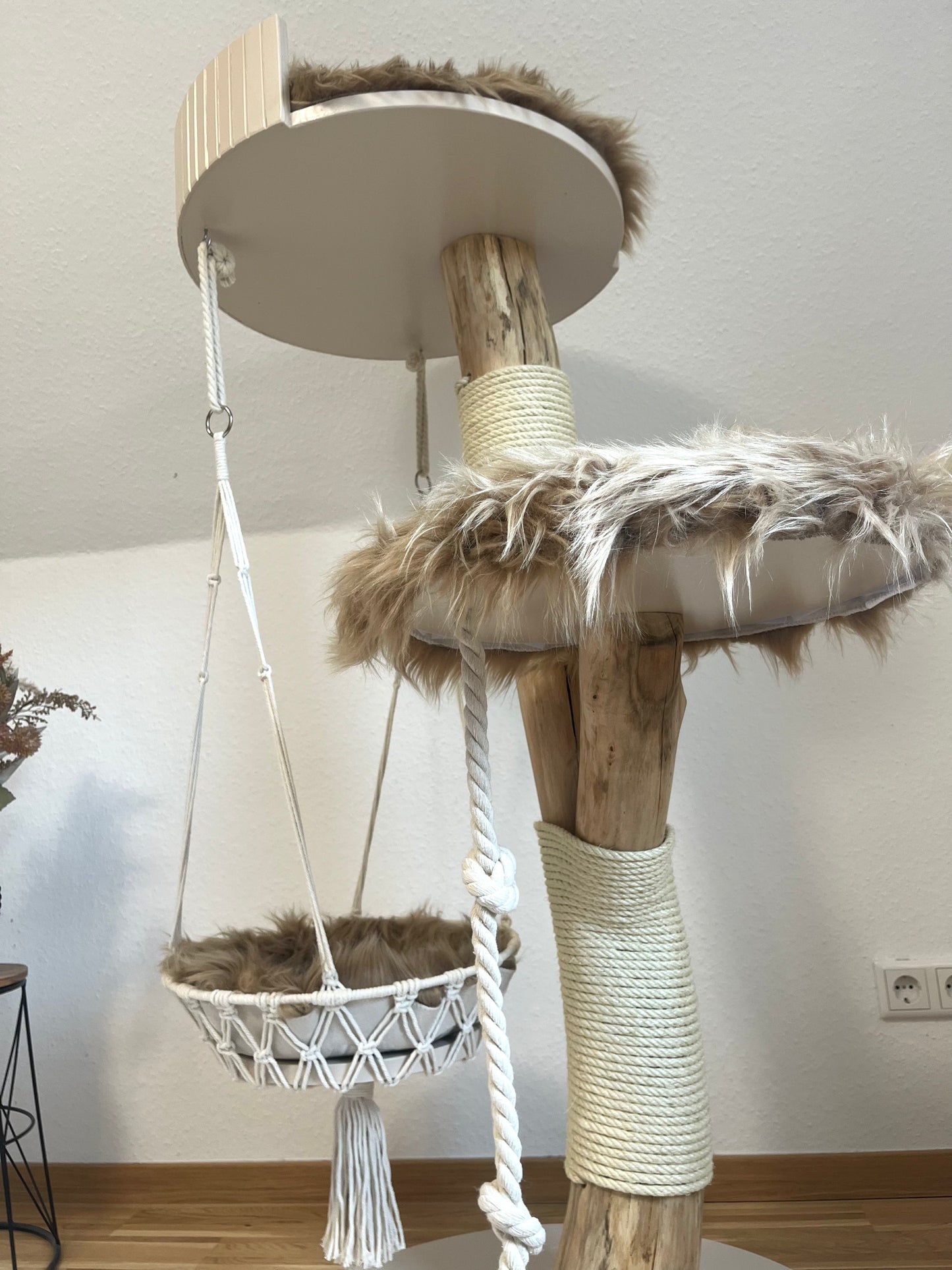 Kratzbaum Naturholz mit großer Liegefläche