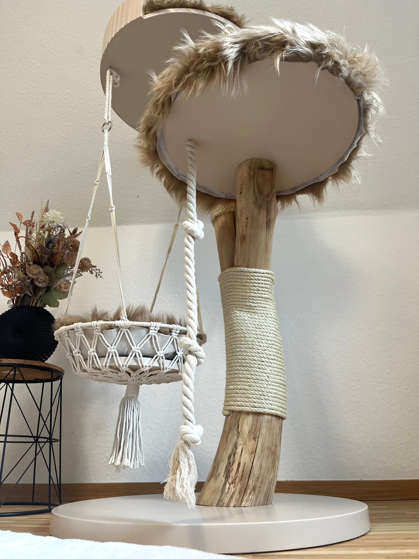 Kratzbaum Naturholz mit großer Liegefläche
