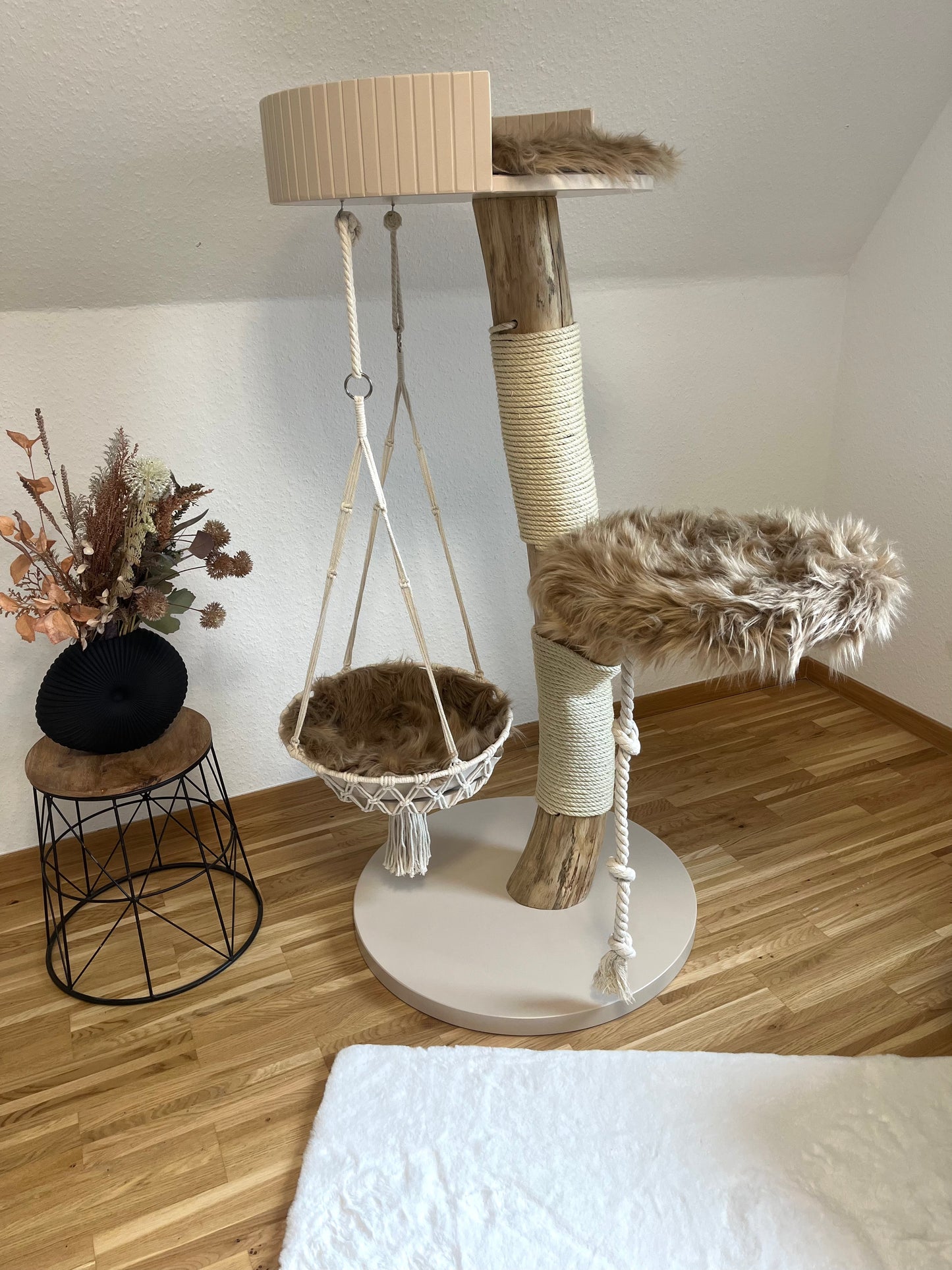 Kratzbaum Naturholz mit großer Liegefläche