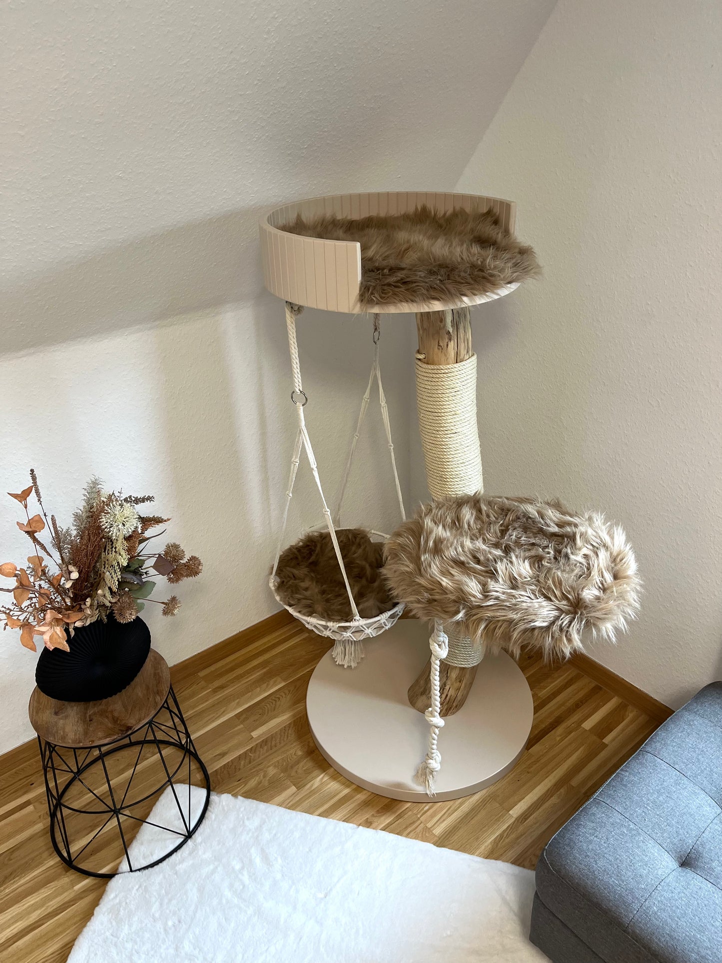 Kratzbaum Naturholz mit großer Liegefläche