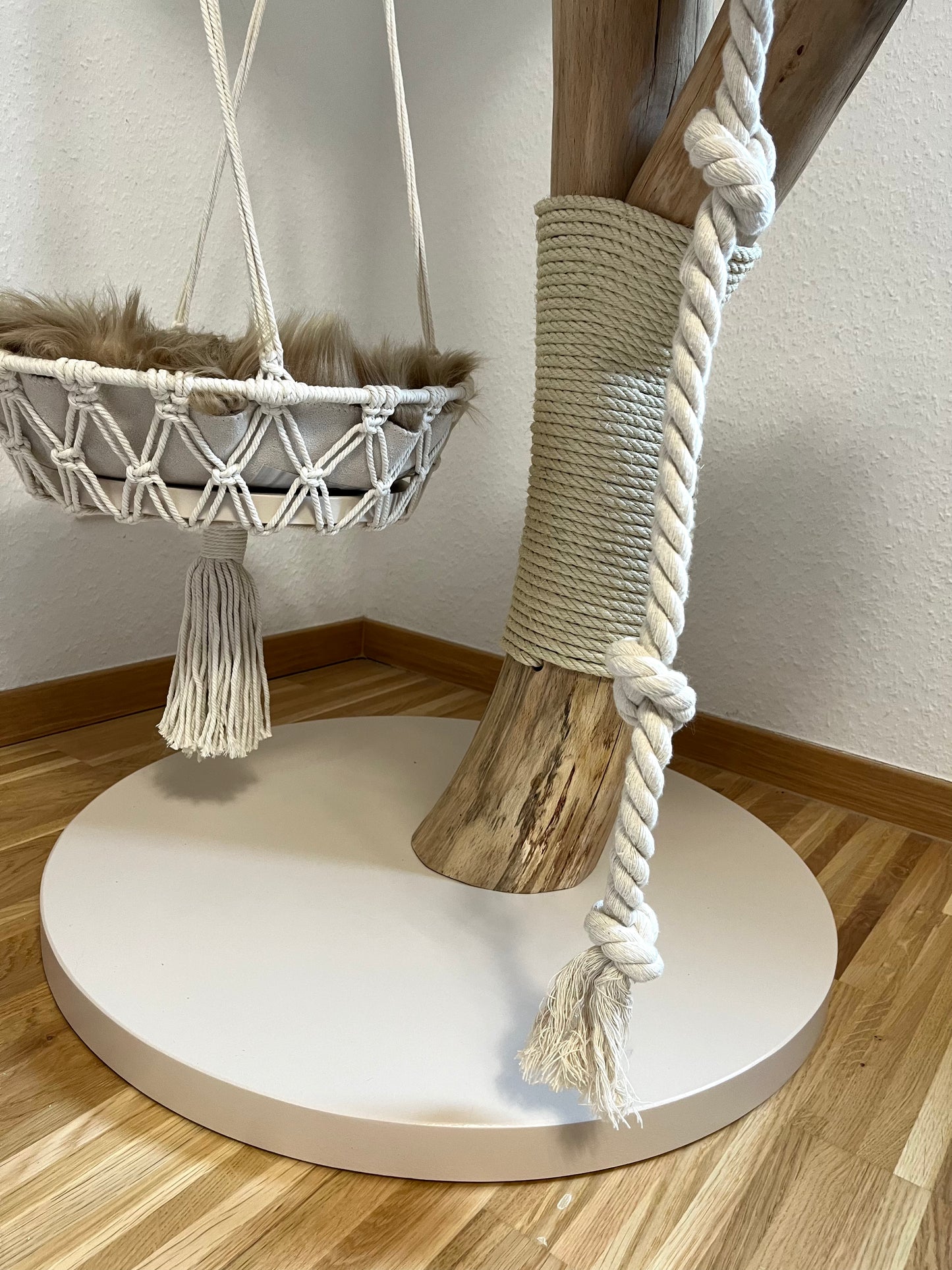Kratzbaum Naturholz mit großer Liegefläche