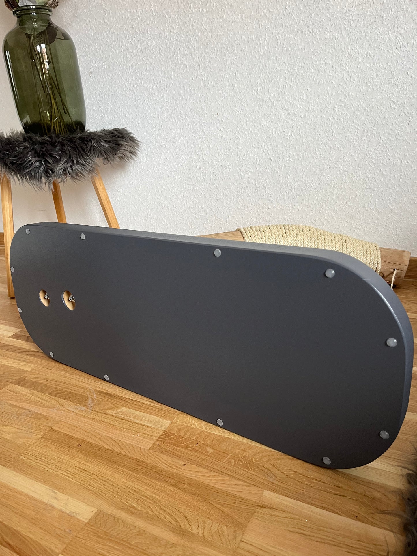 Kratzsäule Anthrazit mit gebogenem Buchenstamm