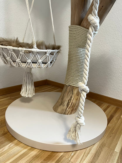 Kratzbaum Naturholz mit großer Liegefläche