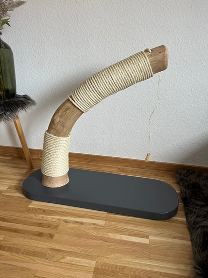 Kratzsäule Anthrazit mit gebogenem Buchenstamm