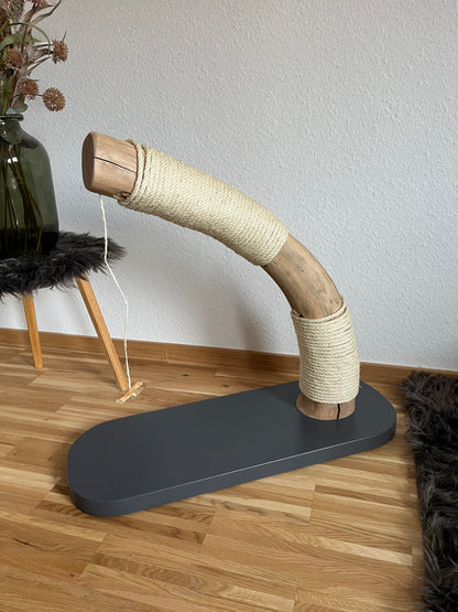 Kratzsäule Anthrazit mit gebogenem Buchenstamm