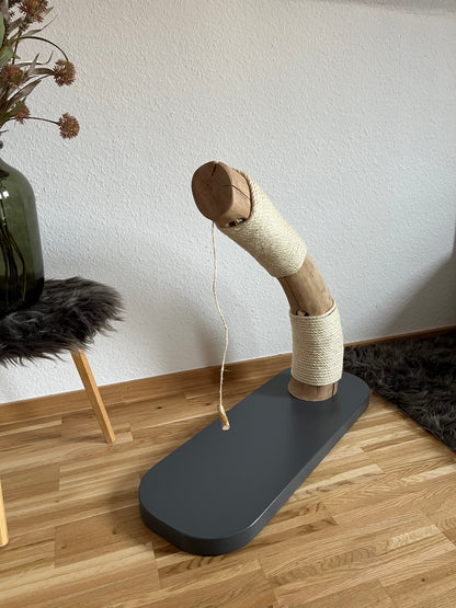 Kratzsäule Anthrazit mit gebogenem Buchenstamm